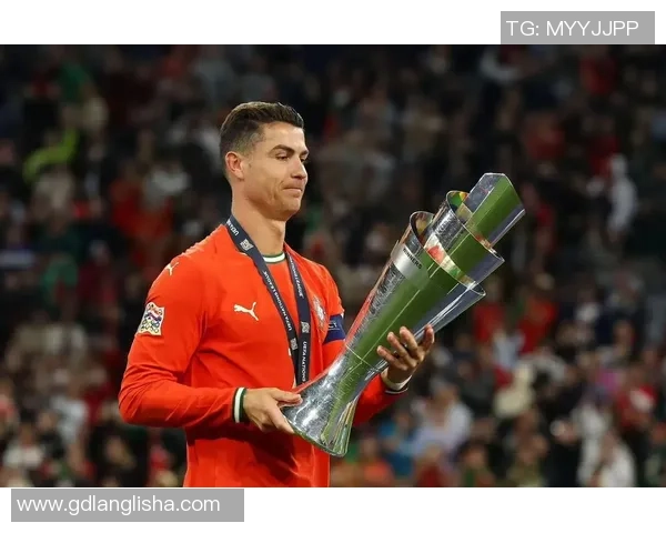 哪个足球明星在抖音上分享生活点滴引发粉丝热议和关注