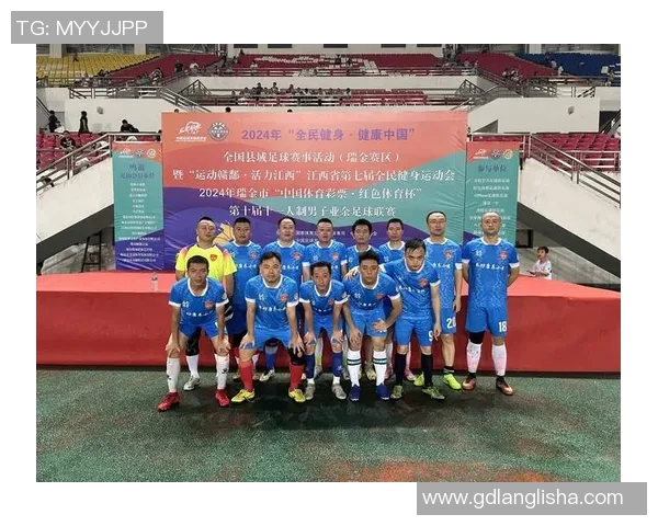 足球明星积极参与核酸检测活动展现社会责任感与健康意识